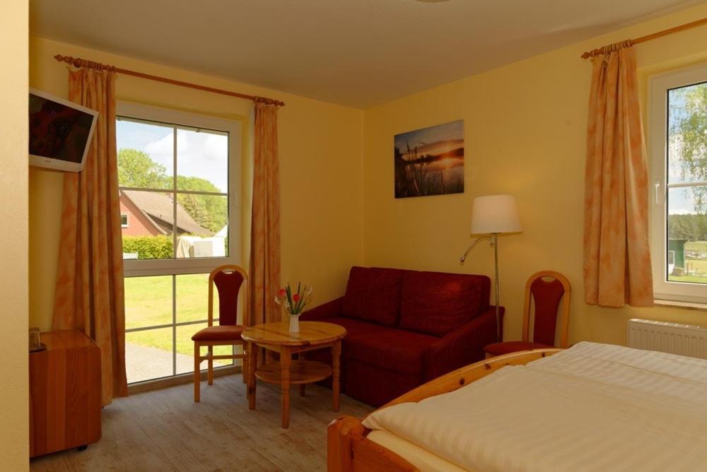 Landhotel Am Peetscher See Міров Екстер'єр фото