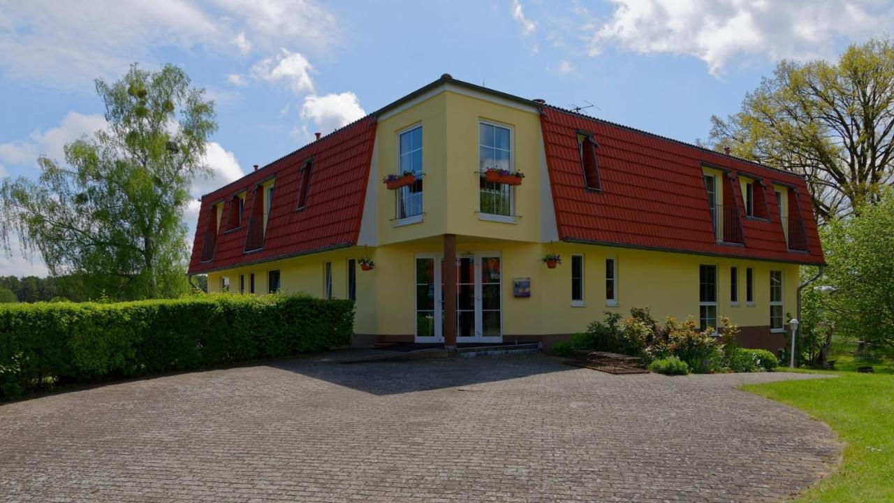 Landhotel Am Peetscher See Міров Екстер'єр фото